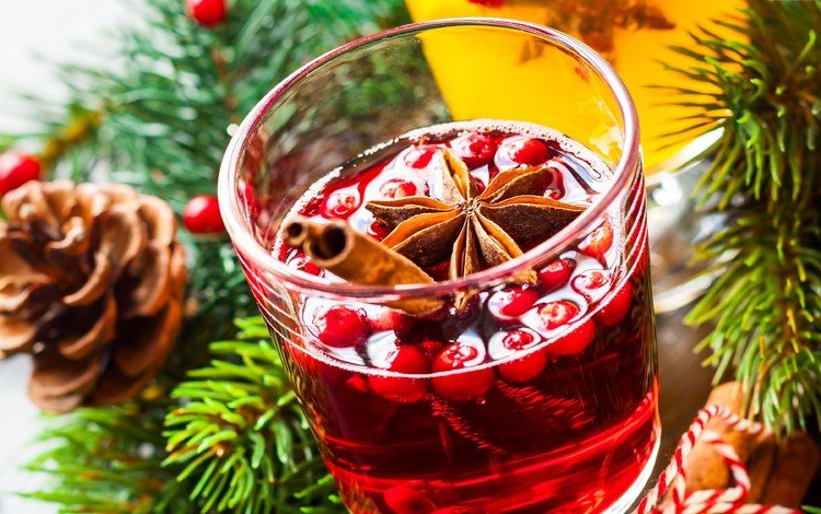 новый год, пряности, напиток, бадьян, корица, глинтвейн, ветки ели, ягоды, стакан, праздник, рождество, шишки, new year, spices, drink, star anise, mulled wine, cinnamon, fir-tree branches, berries, glass, holiday, christmas, bumps