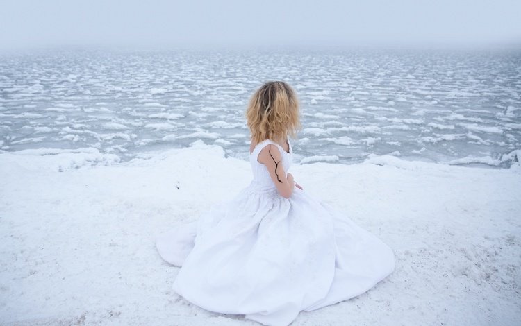 озеро, снег, берег, девушка, платье, холод, lichon, lake, snow, shore, girl, dress, cold