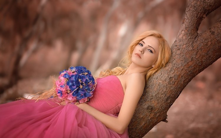 цветы, розовое платье, дерево, девушка, платье, блондинка, букет, ствол, декольте, flowers, pink dress, tree, girl, dress, blonde, bouquet, trunk, neckline