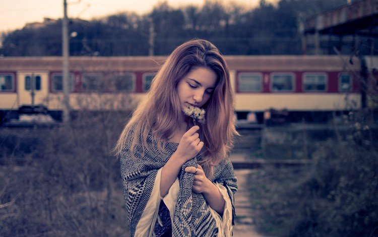 девушка, взгляд, поезд, волосы, букетик, накидка, закрытые глаза, girl, look, train, hair, a bunch, cape, closed eyes