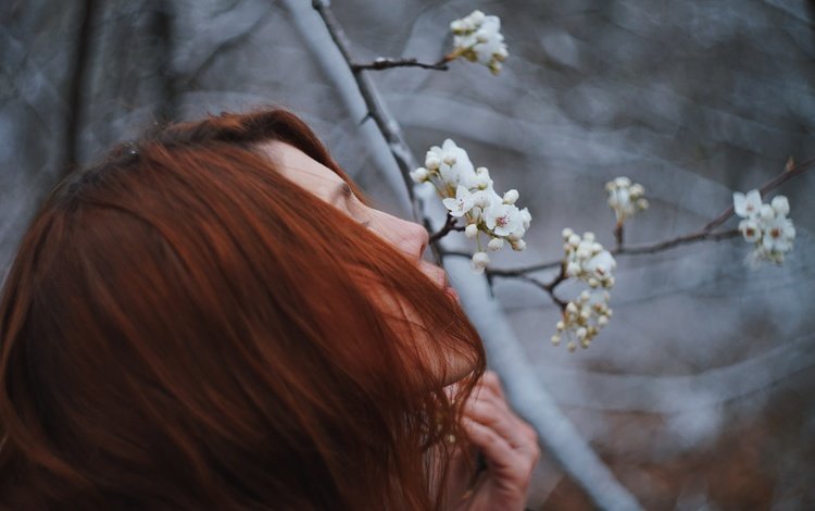 Девушка возле цветущей сакуры