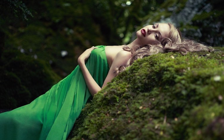 лес, губы, девушка, лицо, платье, зеленое, блондинка, взгляд, модель, мох, волосы, forest, lips, girl, face, dress, green, blonde, look, model, moss, hair