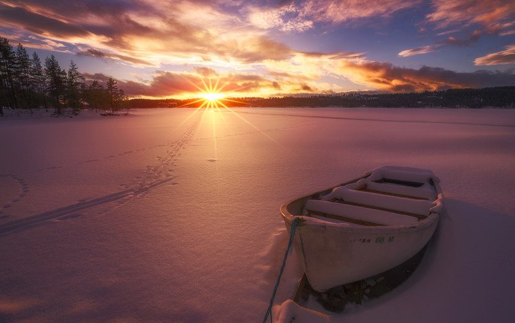 озеро, солнце, снег, закат, зима, лучи, лодка, следы, lake, the sun, snow, sunset, winter, rays, boat, traces