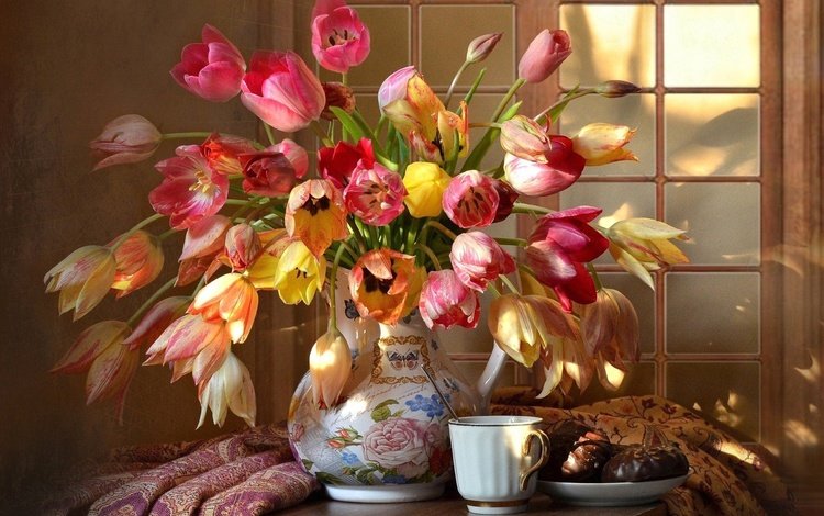 цветы, столик, блюдце, натюрморт, букет, шарф, тюльпаны, окно, чашка, кувшин, зефир, flowers, table, saucer, still life, bouquet, scarf, tulips, window, cup, pitcher, marshmallows
