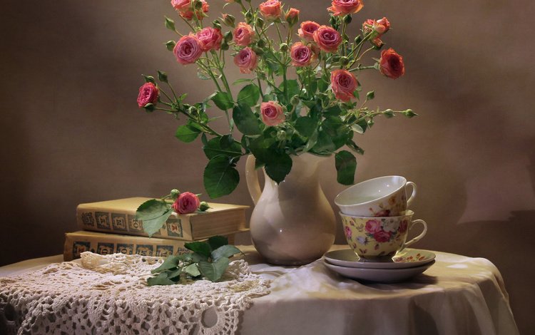 цветы, скатерть, розы, книги, салфетка, кувшин, чашки, столик, натюрморт, flowers, tablecloth, roses, books, napkin, pitcher, cup, table, still life