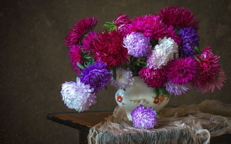 цветы, ткань, ваза, столик, натюрморт, астры, flowers, fabric, vase, table, still life, asters