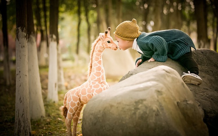 деревья, поцелуй, природа, шапочка, камни, игрушка, кофта, ребенок, малыш, жираф, trees, kiss, nature, cap, stones, toy, jacket, child, baby, giraffe