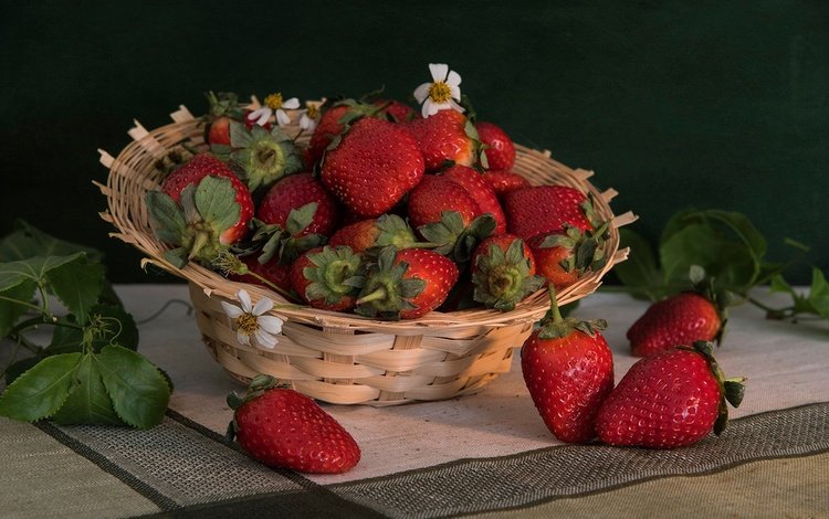 листья, клубника, ягоды, салфетка, корзинка, leaves, strawberry, berries, napkin, basket