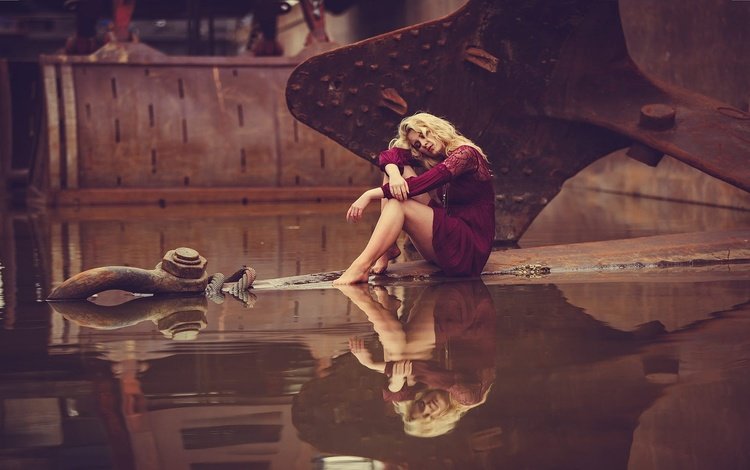 девушка, отражение, платье, блондинка, ножки, якорь, в воде, girl, reflection, dress, blonde, legs, anchor, in the water