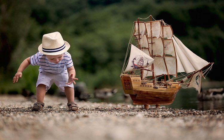 ручей, шляпа, песок, шорты, корабль, кораблик., игрушка, игра, ребенок, мальчик, футболка, stream, hat, sand, shorts, ship, boat., toy, the game, child, boy, t-shirt