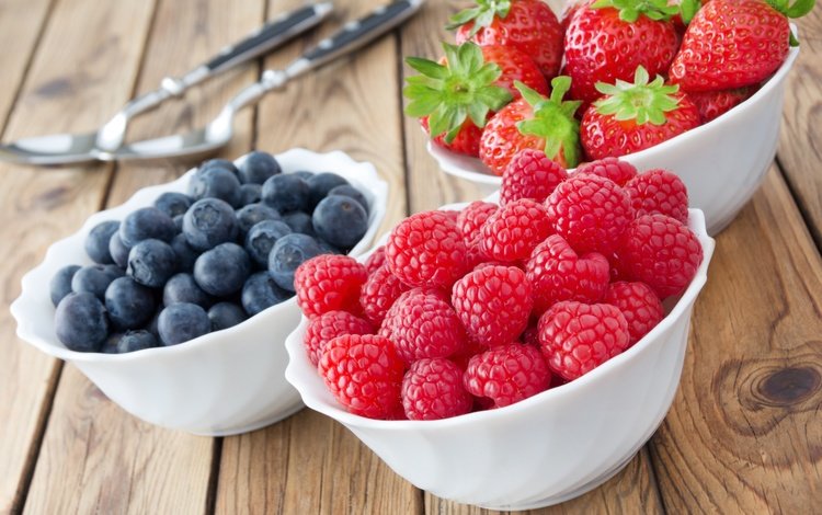 малина, клубника, ягоды, черника, деревянная поверхность, raspberry, strawberry, berries, blueberries, wooden surface