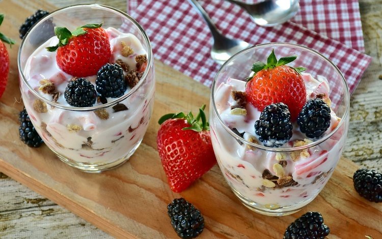 йогурт, орехи, мороженое, клубника, ягоды, стаканы, сладкое, десерт, ежевика, yogurt, nuts, ice cream, strawberry, berries, glasses, sweet, dessert, blackberry