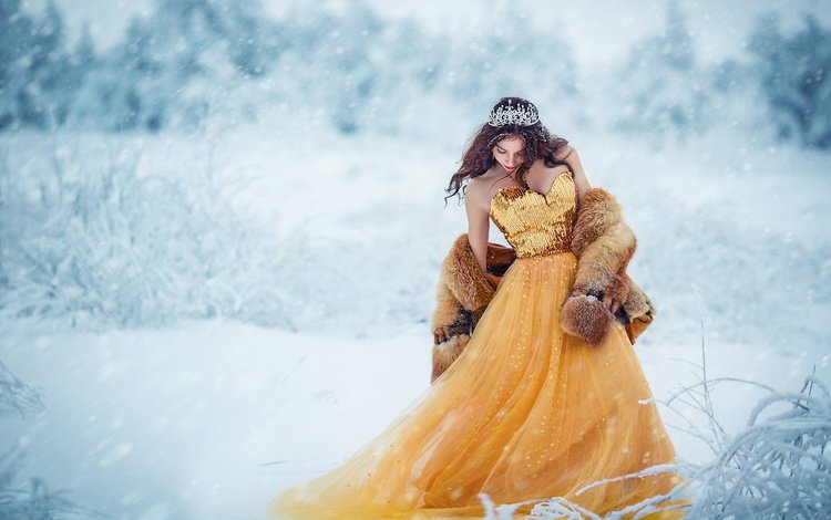 снег, шатенка, зима, sergey shatskov, девушка, платье, модель, корона, принцесса, шуба, snow, brown hair, winter, girl, dress, model, crown, princess, coat