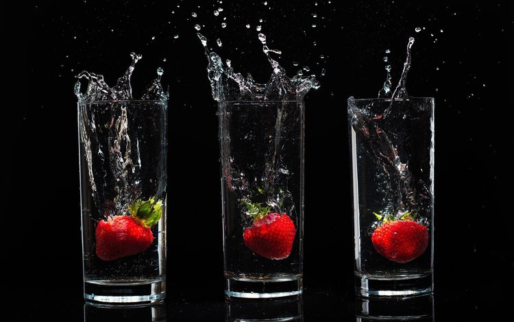 вода, капли, клубника, брызги, черный фон, ягоды, стаканы, water, drops, strawberry, squirt, black background, berries, glasses