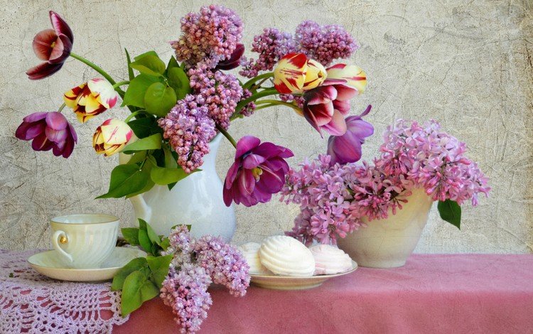 цветы, натюрморт, букет, тюльпаны, чашка, чай, салфетка, сирень, зефир, flowers, still life, bouquet, tulips, cup, tea, napkin, lilac, marshmallows