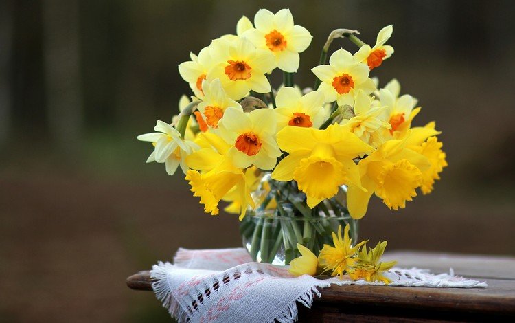 цветы, стол, весна, ваза, салфетка, нарциссы, flowers, table, spring, vase, napkin, daffodils