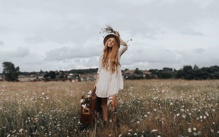 блондинка, поле, полевые цветы, шляпа, чемодан, blonde, field, wildflowers, hat, suitcase