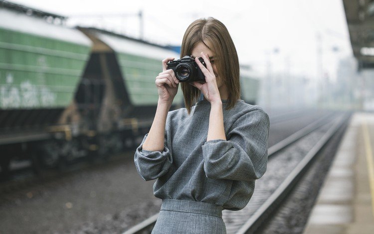 железная дорога, девушка, поза, фотоаппарат, лицо, railroad, girl, pose, the camera, face