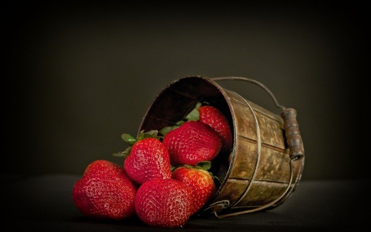 клубника, темный фон, ягоды, натюрморт, ведерко, strawberry, the dark background, berries, still life, bucket