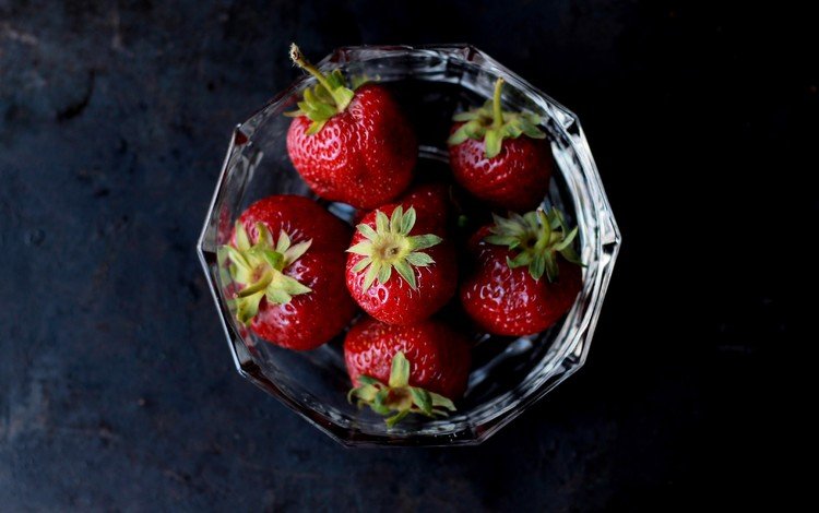 клубника, черный фон, ягоды, спелая клубника, strawberry, black background, berries, ripe strawberries