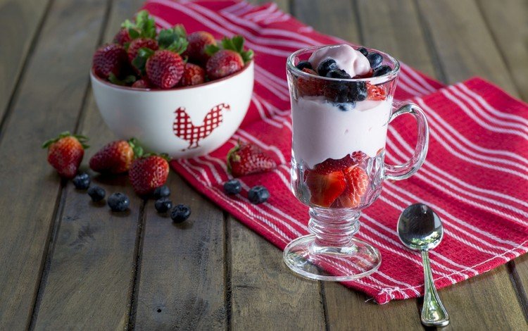 клубника, ягоды, черника, салфетка, десерт, йогурт, деревянная поверхность, strawberry, berries, blueberries, napkin, dessert, yogurt, wooden surface