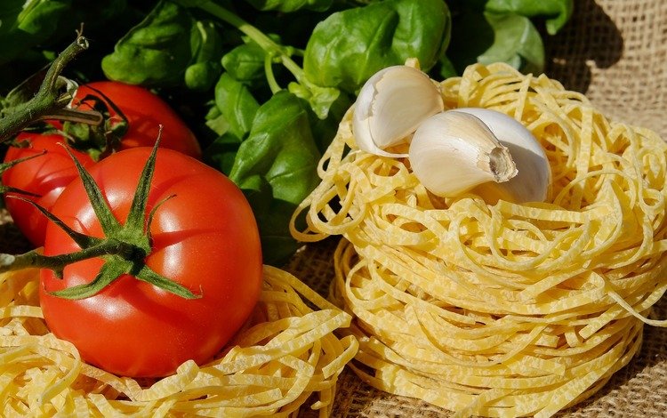 помидоры, чеснок, лапша, макаронные изделия, базилик, паста, tomatoes, garlic, noodles, pasta, basil