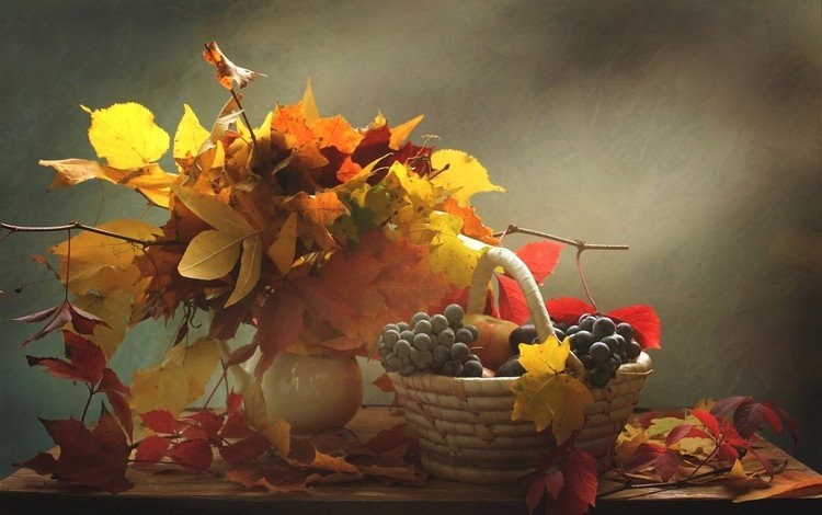 листья, ваза, виноград, гроздья, ветки, столик, яблоки, натюрморт, осень, светлана ковалёва, букет, корзина, ягоды, leaves, vase, grapes, bunches, branches, table, apples, still life, autumn, bouquet, basket, berries