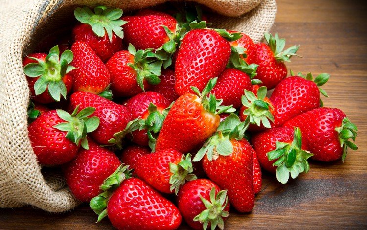 клубника, ягоды, мешковина, деревянная поверхность, strawberry, berries, burlap, wooden surface
