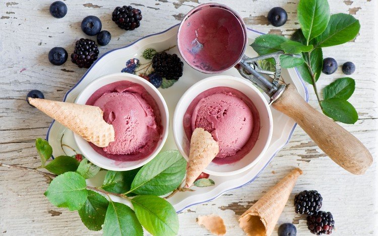 мороженое, ягоды, черника, ежевика, деревянная поверхность, вафельный рожок, ice cream, berries, blueberries, blackberry, wooden surface, waffle cone