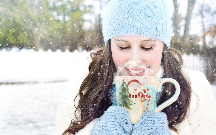 снег, горячий шоколад, зима, девушка, настроение, брюнетка, шапка, чашка, варежки, snow, hot chocolate, winter, girl, mood, brunette, hat, cup, mittens