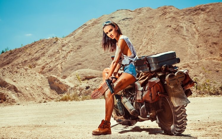 девушка, оружие, песок, брюнетка, пистолет, модель, ноги, мотоцикл, girl, weapons, sand, brunette, gun, model, feet, motorcycle