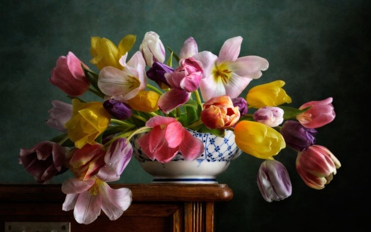 цветы, бутоны, лепестки, стол, букет, тюльпаны, ваза, flowers, buds, petals, table, bouquet, tulips, vase