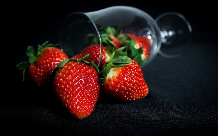 клубника, бокал, черный фон, ягоды, strawberry, glass, black background, berries