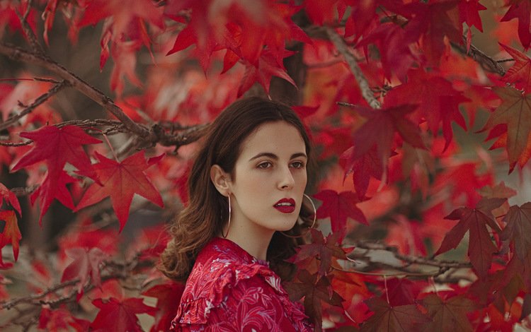 листья, девушка, взгляд, осень, волосы, лицо, макияж, mara saiz, leaves, girl, look, autumn, hair, face, makeup