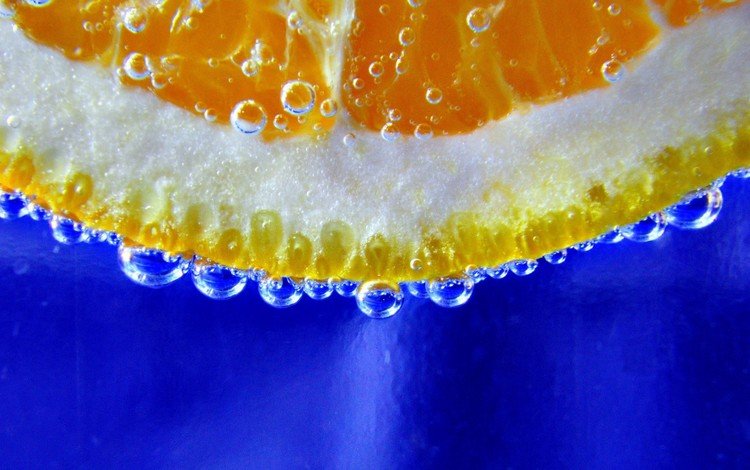 макро, крупным планом, капли, фрукты, пузыри, апельсин, синий фон, цитрусы, долька, macro, closeup, drops, fruit, bubbles, orange, blue background, citrus, slice