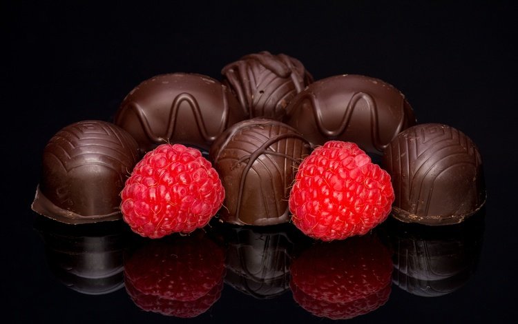 макро, отражение, фон, малина, ягода, конфеты, шоколад, трюфель, macro, reflection, background, raspberry, berry, candy, chocolate, truffle