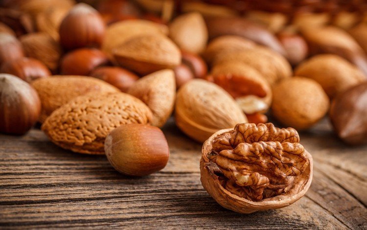 орехи, фундук, миндаль, грецкий орех, деревянная поверхность, nuts, hazelnuts, almonds, walnut, wooden surface