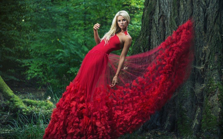 дерево, красное платье, девушка, поза, блондинка, взгляд, модель, волосы, лицо, tree, red dress, girl, pose, blonde, look, model, hair, face