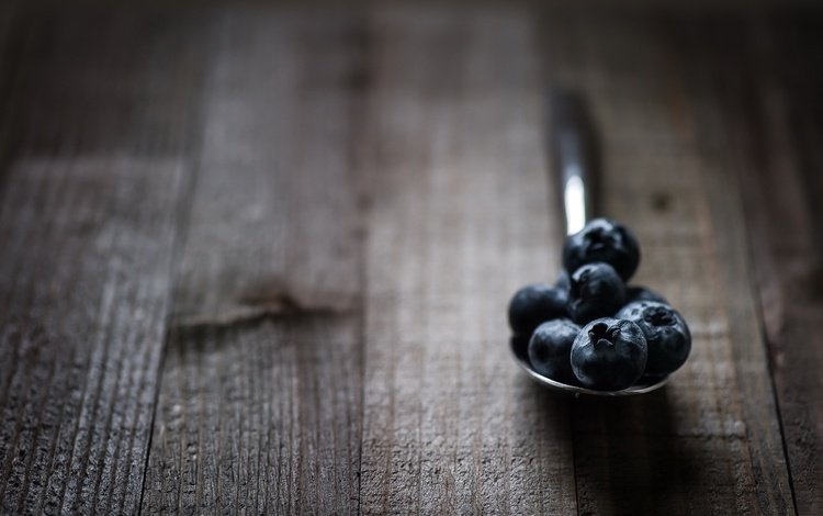 макро, ягоды, черника, ложка, деревянная поверхность, macro, berries, blueberries, spoon, wooden surface