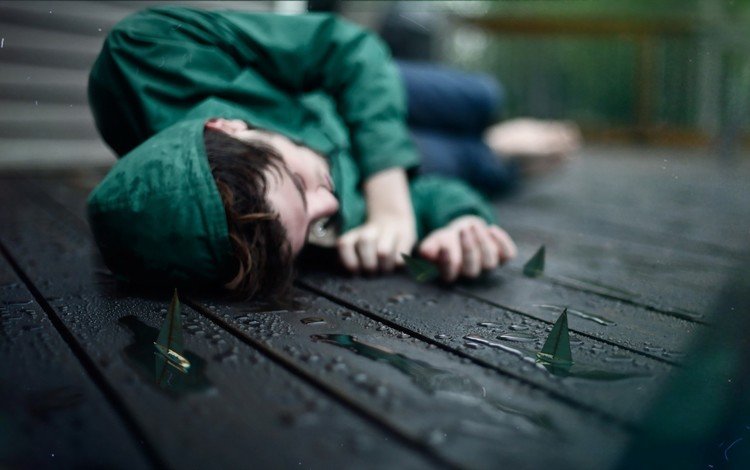 девушка, бумага, дождь, кораблики, капли воды, лежа, в зелёном, деревянная поверхность, girl, paper, rain, boats, water drops, lying, in green, wooden surface