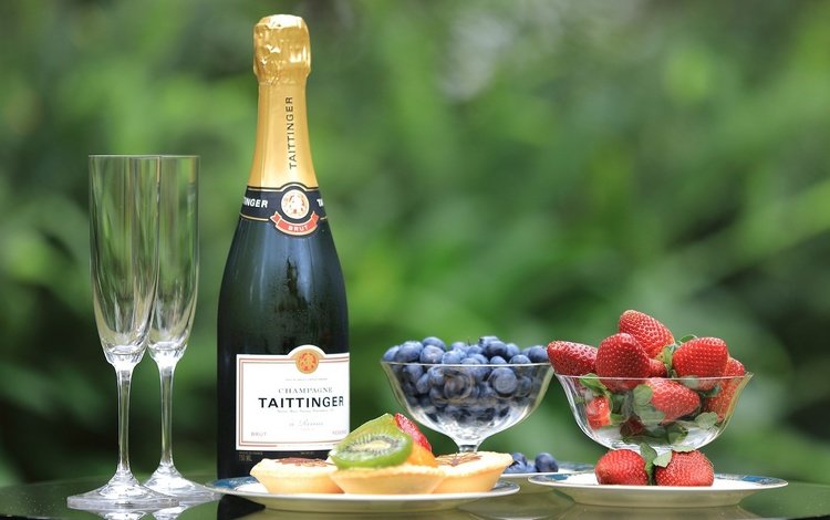 клубника, ягоды, черника, бутылка, бокалы, шампанское, натюрморт, тарталетки, strawberry, berries, blueberries, bottle, glasses, champagne, still life, tartlets