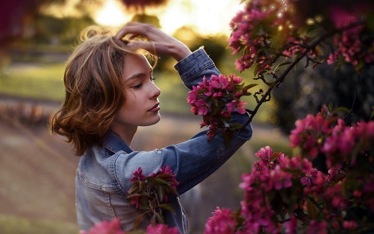 цветы, девушка, сад, профиль, весна, джинсовка, flowers, girl, garden, profile, spring, dzhinsovka