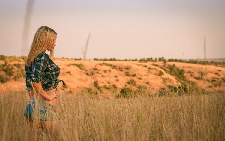 трава, девушка, пейзаж, блондинка, поле, джинсовые шорты, grass, girl, landscape, blonde, field, denim shorts
