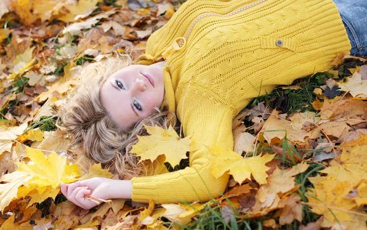 листья, кленовый лист, девушка, свитер, поза, блондинка, взгляд, осень, лицо, голубые глаза, leaves, maple leaf, girl, sweater, pose, blonde, look, autumn, face, blue eyes