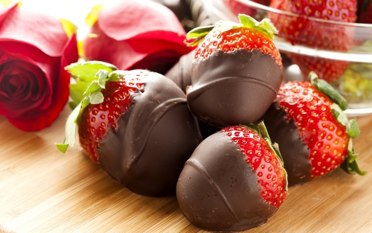 розы, клубника, ягоды, шоколад, десерт, клубника в шоколаде, roses, strawberry, berries, chocolate, dessert, chocolate-covered strawberries