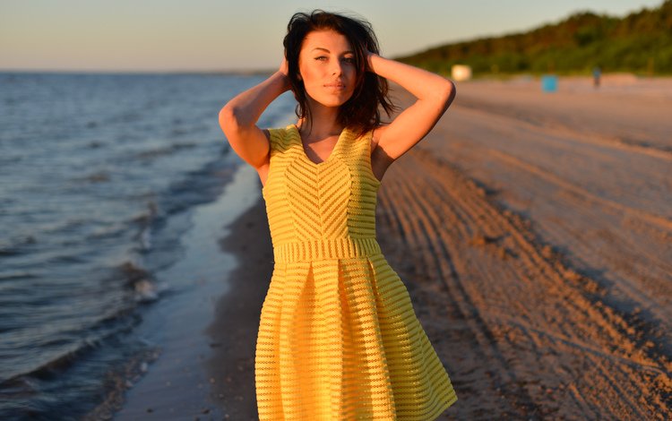 вода, стоит, берег, желтое платье, девушка, песок, пляж, взгляд, волосы, лицо, water, is, shore, yellow dress, girl, sand, beach, look, hair, face