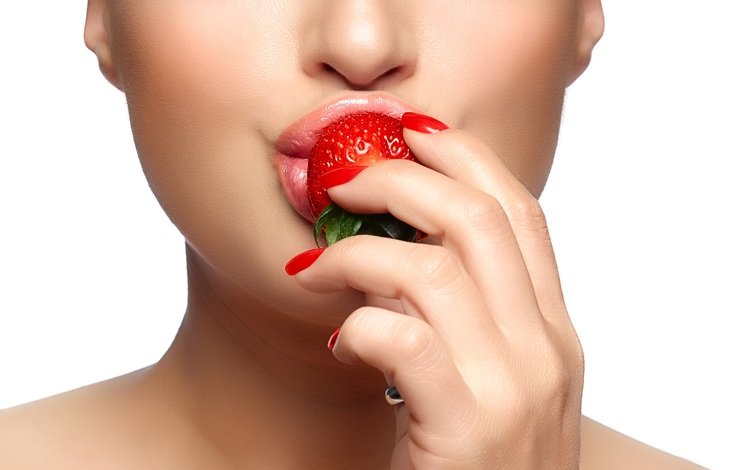 рука, девушка, фон, клубника, губы, лицо, hand, girl, background, strawberry, lips, face