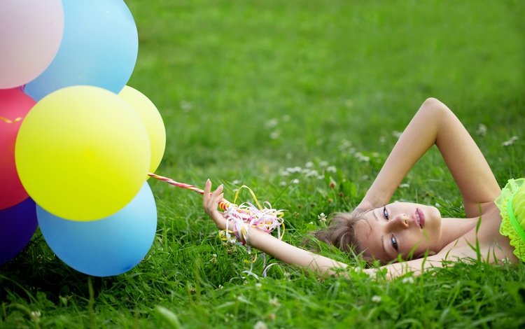 трава, клевер, девушка, взгляд, лицо, воздушные шарики, grass, clover, girl, look, face, balloons