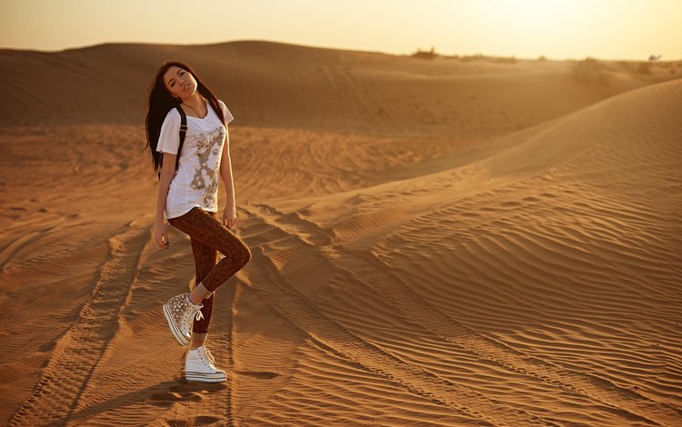 девушка, eugene nadein, поза, песок, пустыня, взгляд, ножки, волосы, лицо, girl, pose, sand, desert, look, legs, hair, face