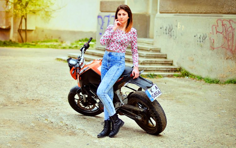 девушка, взгляд, модель, джинсы, волосы, лицо, мотоцикл, girl, look, model, jeans, hair, face, motorcycle